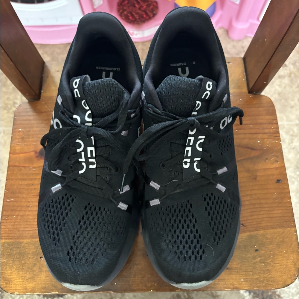 Size 9 On black Cloudsurfer lace up almond shape toe running shoes. In EUC!